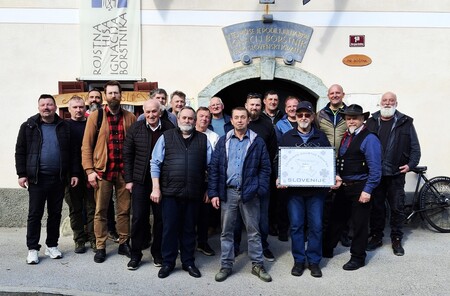 Udeleženci občnega zbora Cehovskega društva kovačev Slovenije v Cerkljah